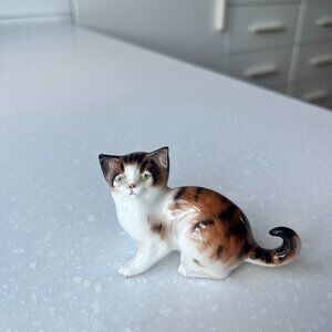 Vintage 1988 Royal Doulton England China Cat Figurine Crouching Tabby HN#2584